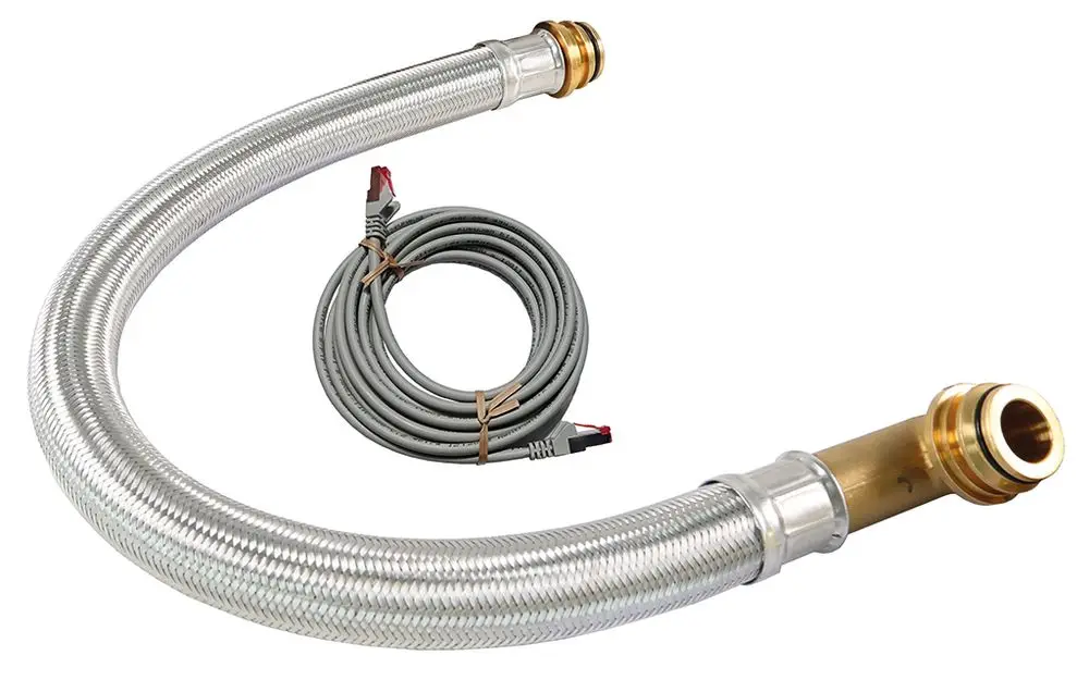 Metallischer Panzerschlauch mit beiden Enden für Anschlüsse und graues Kabel, verlaufend zusammen, in einer einfachen Präsentation. Produkt von Syr.